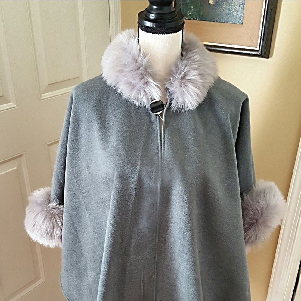 LIGHTWEIGHT GRAY FLANNEL HIGH LO CAPE